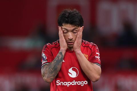 Carrick chỉ trích quyết định rút thẻ đỏ với Lisandro Martinez