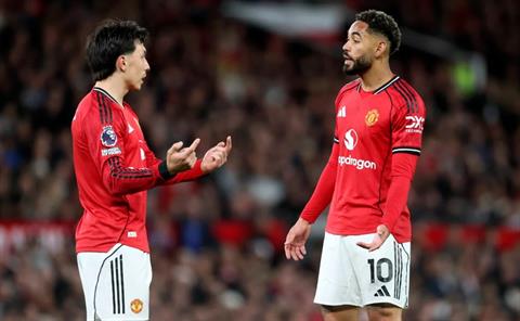 Neville chỉ trích tuyến giữa và hàng thủ Man United thiếu kết nối