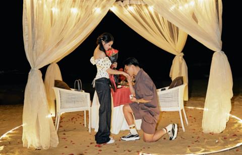 Văn Thanh quỳ gối, cầu hôn thành công bạn gái xinh đẹp