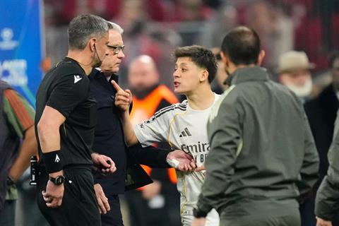 Cảnh tượng hỗn loạn sau đại chiến giữa Bayern và Real