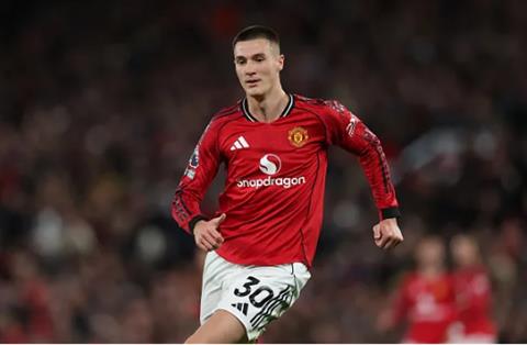 Michael Carrick được khuyên nên để Benjamin Sesko dự bị trước Chelsea