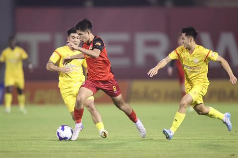 Tiền vệ Việt kiều của Ninh Bình tỏa sáng trước mắt 2 HLV Hàn Quốc