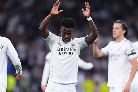 Arbeloa bảo vệ Vinicius vì biến tiếng la ó thành tràng pháo tay