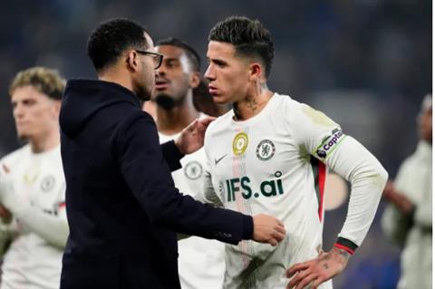 Gary Neville cáo buộc hai cầu thủ Chelsea khiến Liam Rosenior mất việc