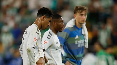 Alvaro Arbeloa lại chỉ trích trọng tài sau trận hòa Real Betis