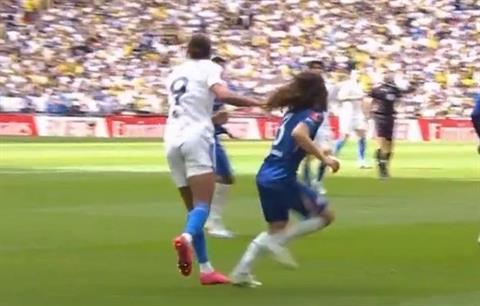 Calvert-Lewin thoát thẻ vì tình huống kéo tóc Cucurella