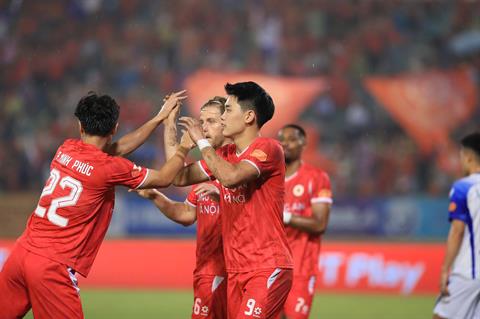 Đình Bắc lập hattrick vào lưới đội bóng quê hương SLNA