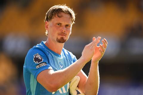 De Zerbi ca ngợi thủ thành Kinsky sau trận thắng Wolves