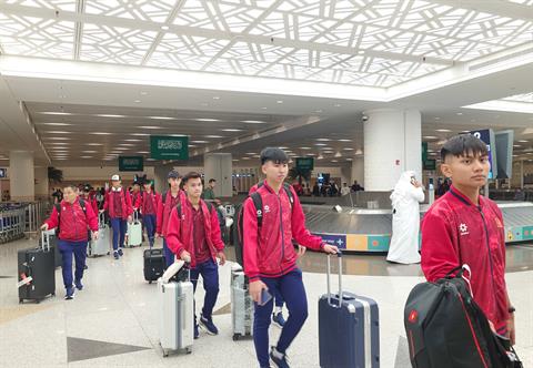 Sau nửa ngày bay, U17 Việt Nam đến nơi tranh vé World Cup 