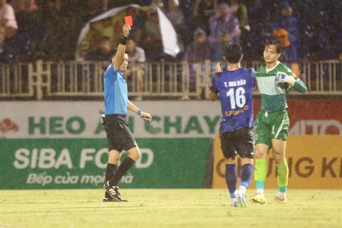 Cao Văn Bình nhận thẻ đỏ, SLNA thua ngay trên sân nhà
