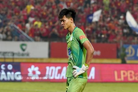 Ngày thi đấu khó khăn của cựu thủ môn U23 Việt Nam