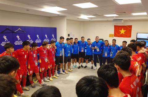HLV Cristiano Roland động viên U17 Việt Nam trước trận đánh quyết định