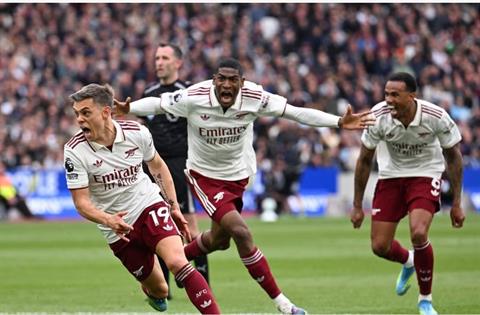 Người hùng Trossard chia sẻ sau chiến thắng "nghẹt thở" trước West Ham