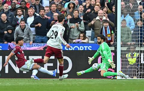Đôi tay David Raya giữ trọn giấc mơ cho Arsenal