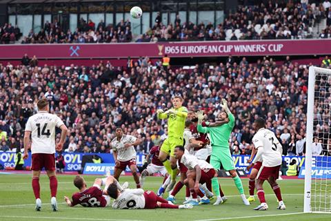 Khu vực 5m50 Premier League thử thách giới hạn của luật