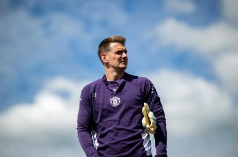 Quyết định gây bất ngờ của MU với Tom Heaton