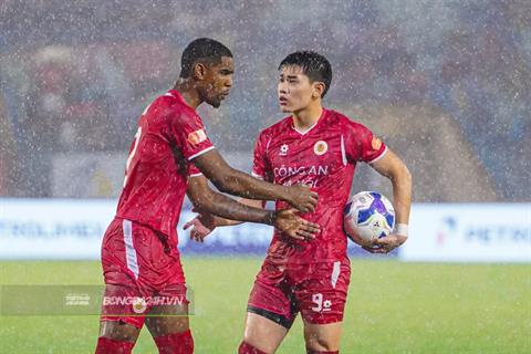 Đình Bắc lên tiếng sau tình huống giành đá phạt đền với Alan
