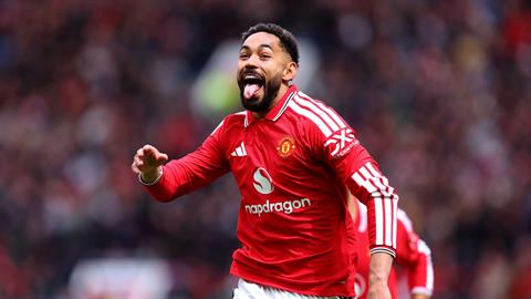 Neville chỉ trích quyết định công nhận bàn thắng của Man United