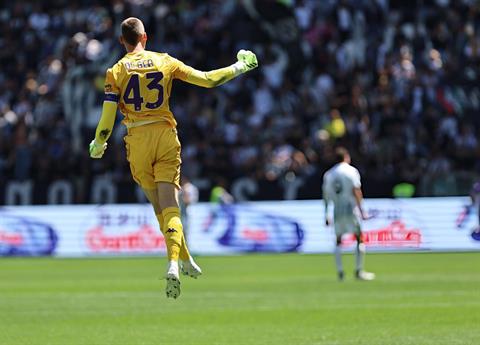 Bão tố dừng lại trước đôi tay của David de Gea