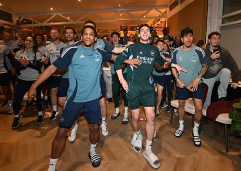 Vì sao Mikel Arteta không ăn mừng cùng các cầu thủ Arsenal?