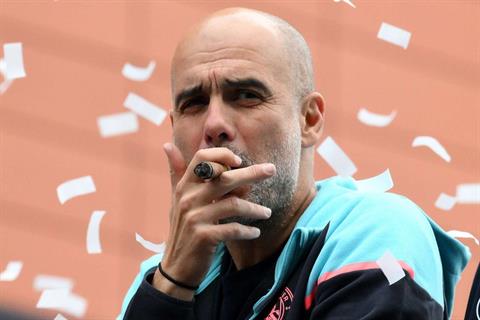 Huyền thoại MU cảnh báo: "Đừng vội mừng khi Pep rời Man City"