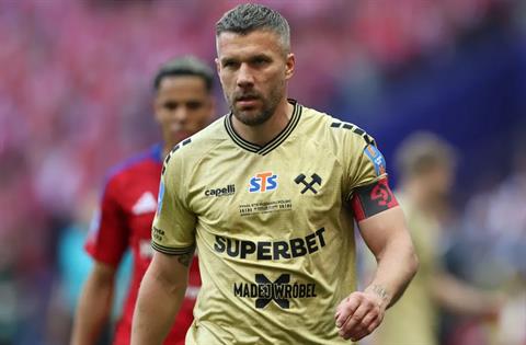 Lukas Podolski tuyên bố giải nghệ ở tuổi 40