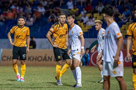Nhờ đối thủ phản lưới, HLV HAGL phủ nhận bàn thắng may mắn