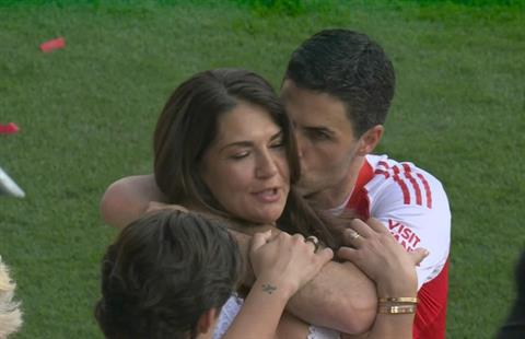 Arteta trao nụ hôn ngọt ngào cho vợ trong ngày Arsenal nâng cúp