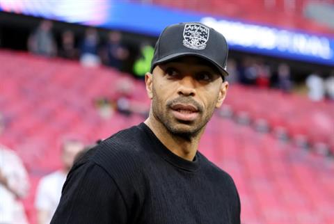 Thierry Henry và Patrick Vieira tiếp thêm sức mạnh cho Arsenal