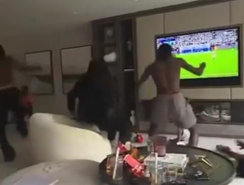 Jeremie Frimpong giải thích lý do ăn mừng khi PSG vô địch Champions League