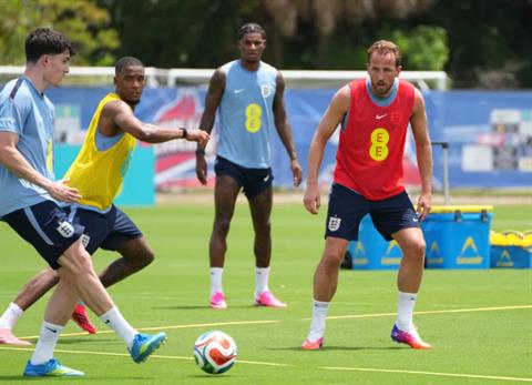 Joe Cole nhắc ĐT Anh cẩn thân khi học bài tủ của Arsenal