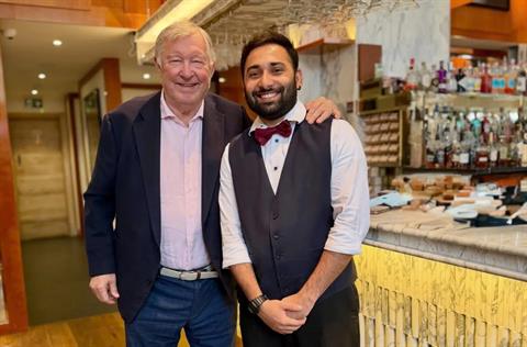 Sir Alex Ferguson lần đầu xuất hiện sau sự cố sức khoẻ