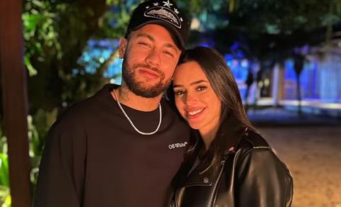 Bạn gái Neymar nhận mưa lời khen trong bộ ảnh mới