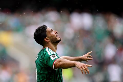 Raul Jimenez: Vết sẹo sinh tử, nỗi đau mất cha, và giọt nước mắt tại Azteca