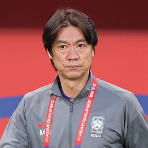 CĐV Hàn Quốc đòi sa thải HLV Hong Myung-bo