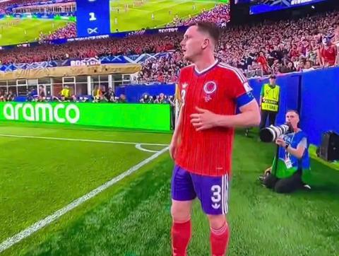 Thủ quân Scotland gây sốt với mẹo lách luật World Cup