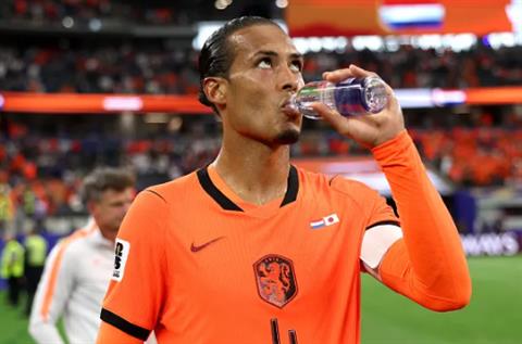 Rafael van der Vaart chỉ trích Virgil van Dijk