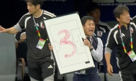 Bảng trắng của HLV Nhật Bản gây chú ý ở trận hòa Hà Lan