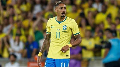Ronaldo chỉ trích Ancelotti sử dụng Raphinha trái sở trường