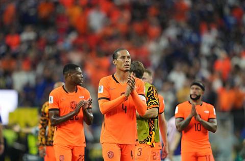 Xavi tiết lộ cuộc gặp thuyết phục Van Dijk ở lại ĐT Hà Lan