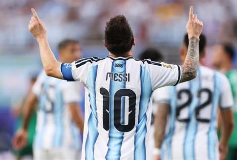 Messi không ‘điên’, chúng ta ‘điên’