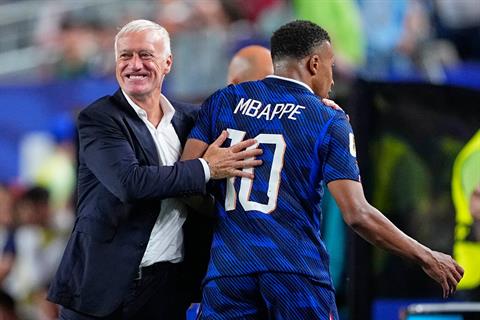 Deschamps tiết lộ ĐT Pháp chơi bài khi trận gặp Iraq bị gián đoạn