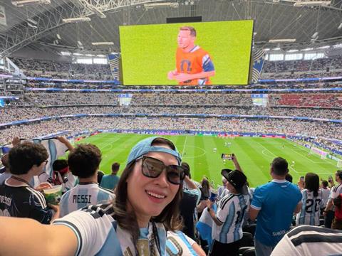 Ca sĩ Mỹ Tâm phấn khích khi được gặp Messi ngoài đời