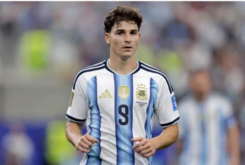 Julian Alvarez có câu trả lời cho Arsenal