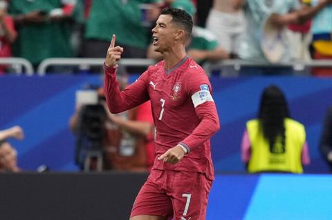 Ronaldo mơ về màn so tài Messi ở vòng loại trực tiếp
