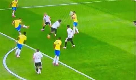 Bruno Guimaraes sút bóng thẳng vào mặt đồng đội