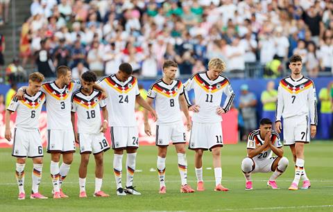 Klinsmann chỉ trích tuyển Đức sau cú sốc World Cup