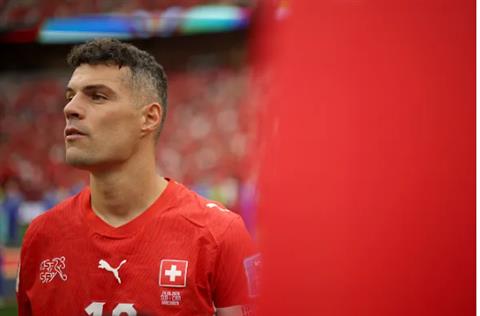 Chelsea bị chỉ trích vì đề nghị chiêu mộ Granit Xhaka