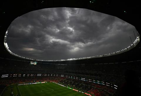 Mưa giông khiến trận Mexico vs Ecuador hoãn giờ bóng lăn