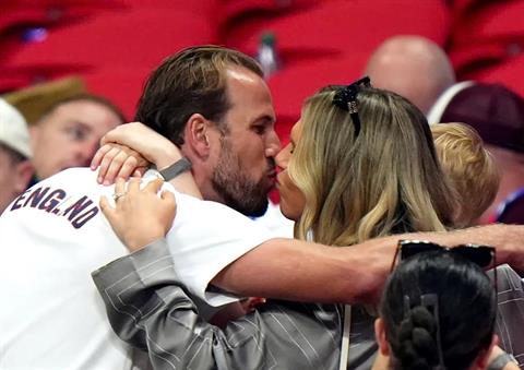 Harry Kane hôn vợ cực ngọt sau trận thắng kịch tính trước CHDC Congo